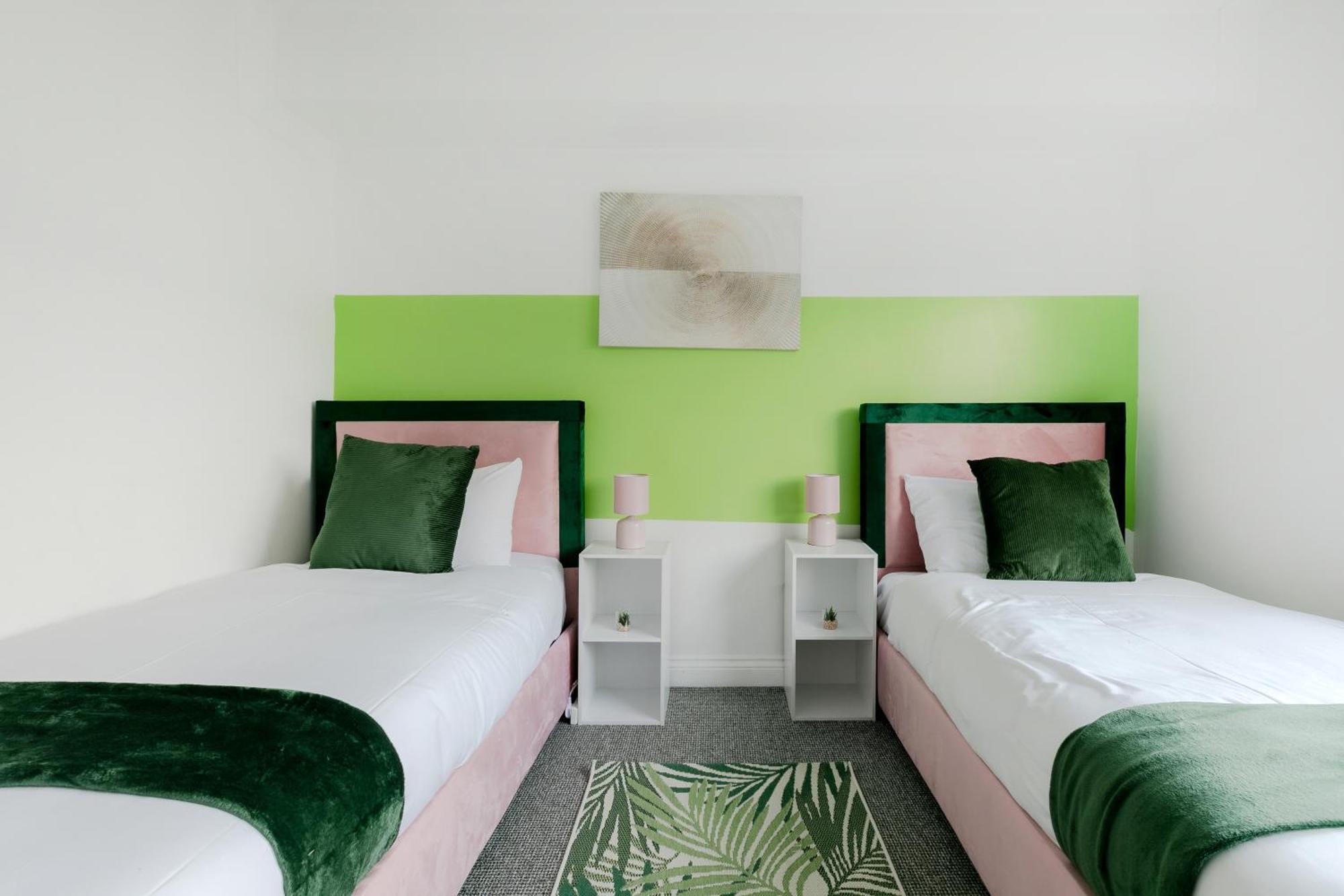 레드브리지 5Br House, Free Parking Offa12, Contractor, Big Families, Relocation 빌라 외부 사진